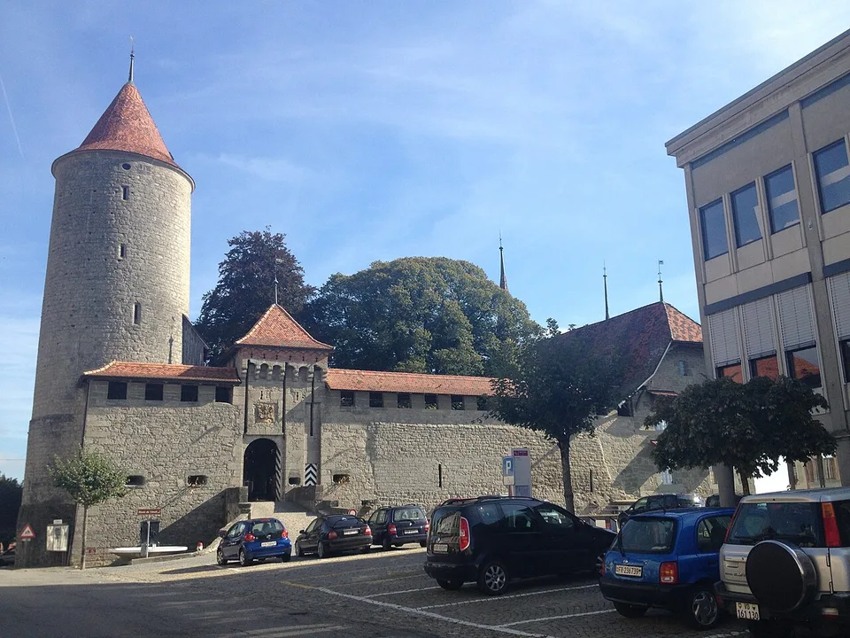 Le château de Romont et la porte de ses remparts