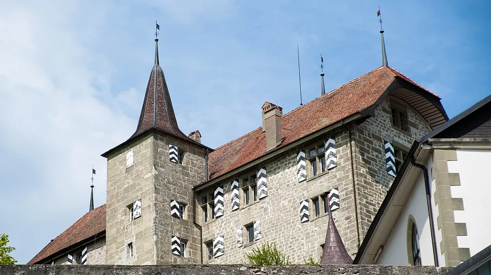 Le château de Rue et sa façade à chevrons