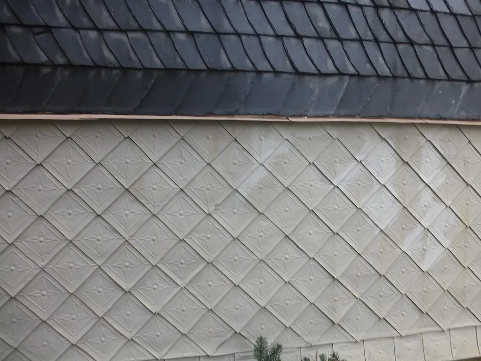Façade contemporaine habillée d'écailles métalliques posées en losange