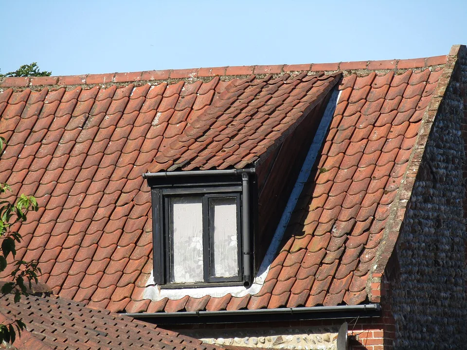 Lucarne vitrée dans une couverture en tuiles