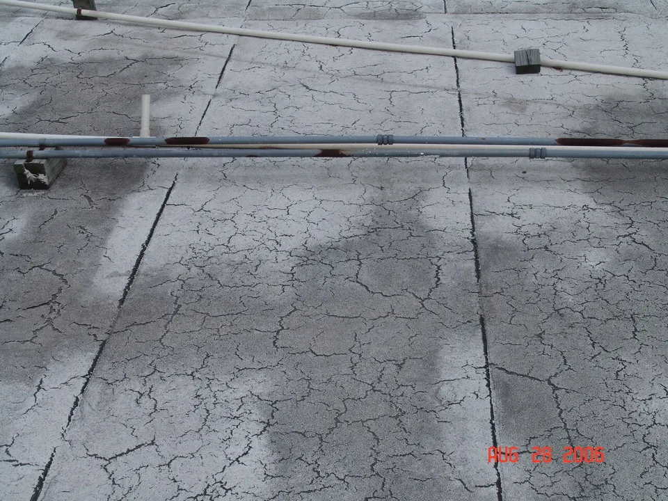 Membrane de toit plat fissurée par le vieillissement