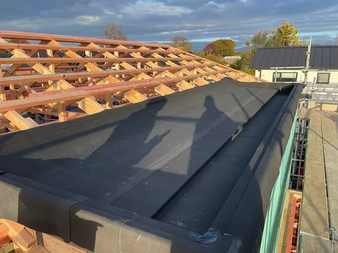 Membrane d'étanchéité posée sur une toiture plate en chantier